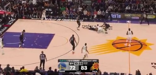 我要配资 好在是没丢！古德温倒地逼抢库里形成争球 库里跳赢